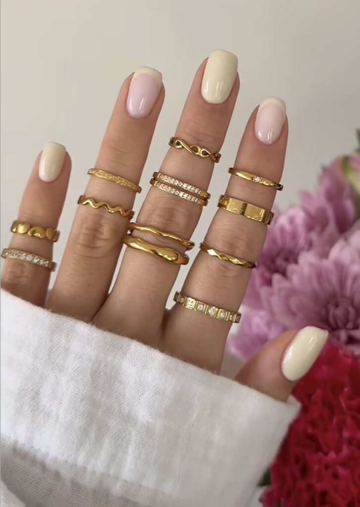 Minimalistic nails, French nails, classic and sophisticated spring nails.